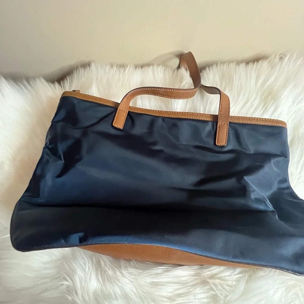 Michael Kors Navy and Tan Shoulder Bag - Picture 2 of 4
